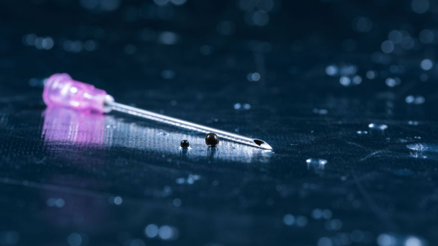 Agulla hipodèrmica amb dues càpsules microrobot de mides diferents (lad.studio Zürich/Luca Donati)