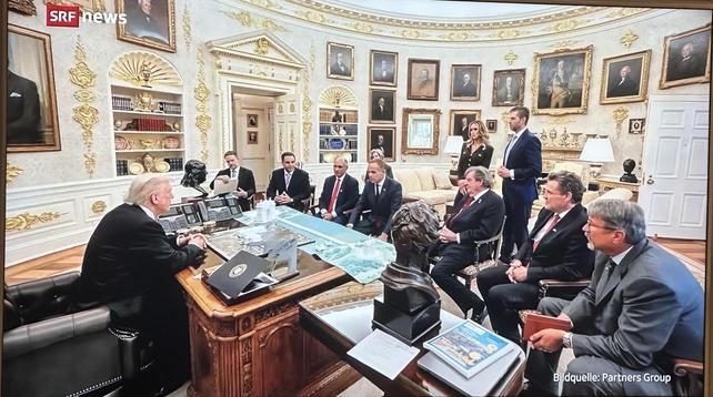 Der #PresidenteDemente vor ein paar Schweizer Wirtschaftsvertretern im ehemaligen weissen Haus, das neu ein vergoldetes Scheisshaus geworden ist.