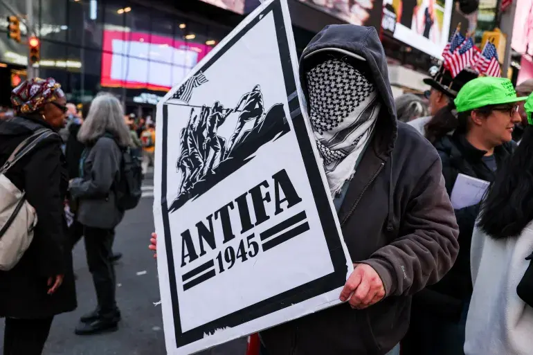 Un manifestant tient une pancarte antifa lors d'une manifestation "No Kings" le 18 octobre à New York