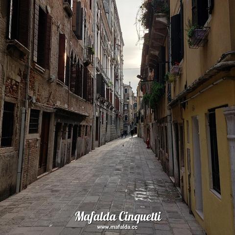 Buongiorno. Auf Sonne folgt Regen. Oder zumindest Wolken, in unserem Fall. Aber ich mag meine Stadt auch bei diesem Wetter. Saluti, Mafalda Cinquetti aus #Venedig