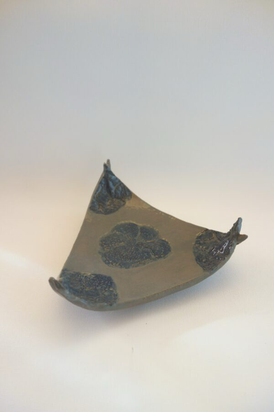 Dreieckiges Schälchen in Taupe mit dunkelblauem Muster in der Mitte und an den Ecken