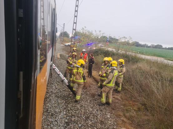 Bombers al costat d'un tren avariat de l'R11, aquest divendres entre Llançà i Vilajuïga  (3Cat)