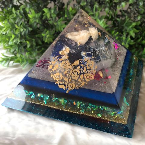 Extra grote handgemaakte orgonite Giza-piramide met gele calciet, bladgoud en metalen. Spirituele energie-piramide van 19×19×15 cm die negatieve energie reinigt, de ruimte harmoniseert en de trillingsfrequentie verhoogt. Gemaakt in Haarlem door Silvia.
#piramides  #orgones