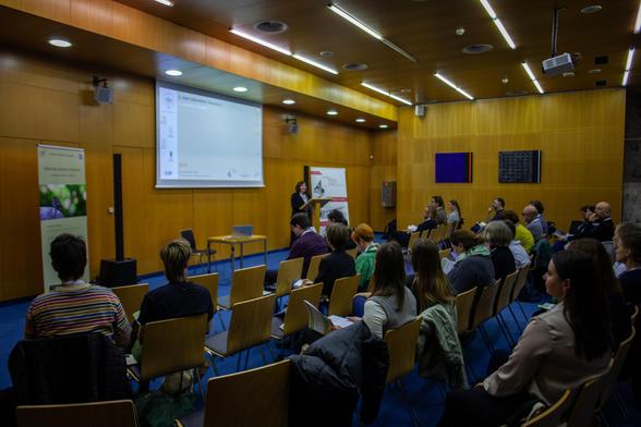 Dvorana z obiskovalci, ki poslušajo predavanje