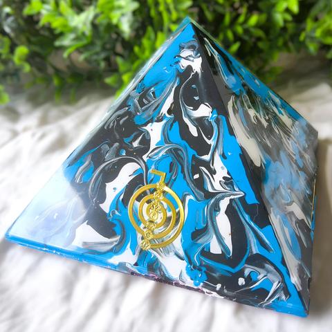 Chakra Herstel & Energieharmonie helpt je om vastgelopen energie weer vrij te laten stromen, zodat je lichaam en geest zich opnieuw kunnen afstemmen.
Deze harmoniserende aanpak brengt rust, helderheid en een diepe innerlijke balans in al je energiecentra.
#orgonitepiramides #orgonitechakra