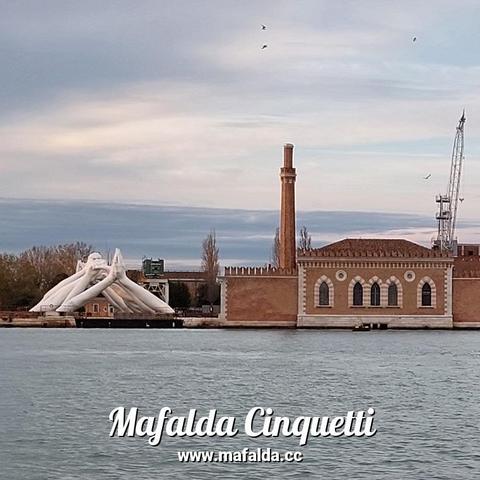 Buongiorno. Das ist diese Händeskulptur am Arsenale. Ein Dame fragte mich neulich, wo die zu finden sei. Es ist ganz hinten, einmal rum, im Norden. Saluti, Mafalda Cinquetti aus #Venedig