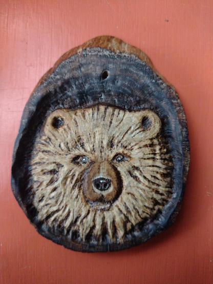 Houten hanger met een uitgesneden berenkop