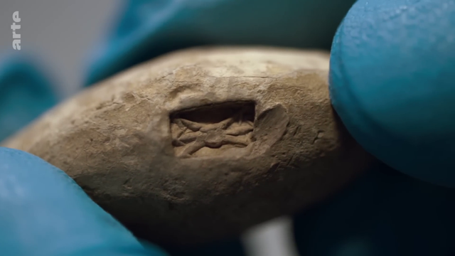 poinçon de fronde au verso.

Ancêtre des armes à feu.