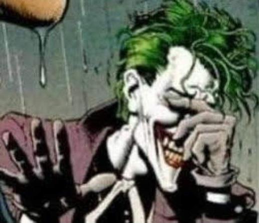 Coringa rindo de forma psicopata com cara de quem tá maluco perdendo a fé na humanidade 