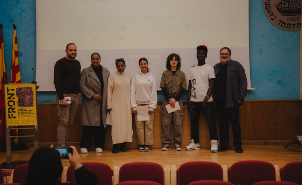 Després de participar en les sessions de visualització i debat, els joves han presentat oficialment el projecte Frontissa davant el públic. Ha estat l'avantsala de la projecció del documental "Gràcies a la pluja" (Imatge cedida)