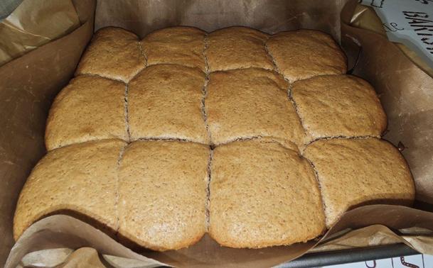 Пряники с корицей на противне только что из духовки.