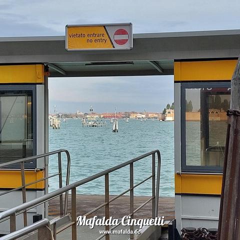 Buongiorno. Ihnen kann ich es ja verraten. Das Vaporetto war schon abfahrbereit am Anleger. Also bin ich durch den Ausgang rein, um es nicht zu verpassen. Saluti, Mafalda Cinquetti aus #Venedig