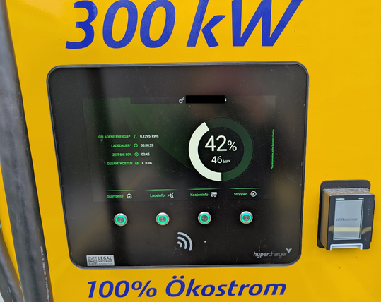 Zeigt das Display und Bezahlterminal eines Alpitronic Hyperchargers von Jet.