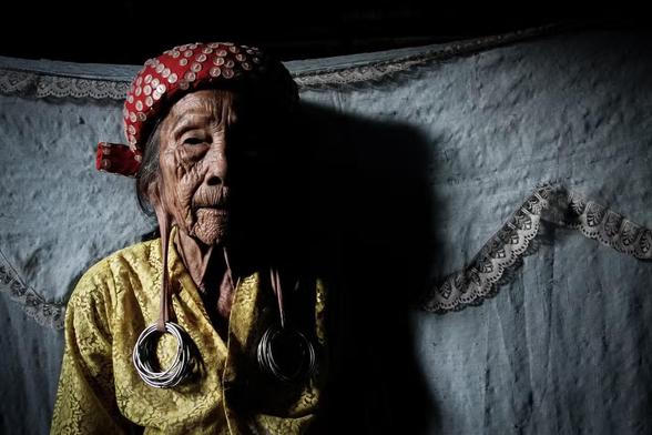 Une femme dayak photographiée dans sa maison de Long Tuyoq, dans le district de Long Pahangai (Kalimantan-Est, Indonésie). 

Ses lobes d'oreilles pendent jusqu'au thorax. Les anneaux sont accrochés quelques semaines après la naissance des bébés filles, dont les oreilles sont percées à l’aide d’une pointe de bambou et des bâtonnets introduits dans le trou afin de le maintenir ouvert, remplacés ensuite par des bâtonnets plus épais, de sorte que le trou s’agrandisse à mesure de la croissance du bébé de l'enfant etc.

Ce rite ancestral ne se rencontre que chez les Bahaus, les Penihings, les Kenyahs, les Penans, les Kelabits, les Sa’Bans, les Kayaans, les Tamans, les Punans et les Longs Glaats.

Ce lieu est devenu une destination touristique. Les riverains réclament une contribution à chaque visiteur qui veut photographier ces “spécimens”.

PHOTO RONNY ADOLOF BUOL via Courrier international