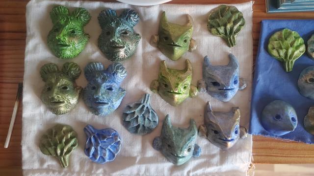 Têtes joufflues coiffées d'artichauts, petites têtes cornues, fleur d'artichauts de 4-5 cm de haut, en volume, peintes dans les tons vert-bleu et doré