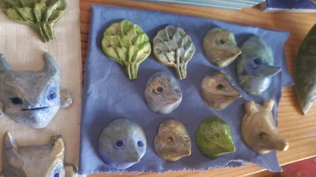 Fleurs d'artichauts, têtes d'oiseaux et d'ours dans les mêmes tons