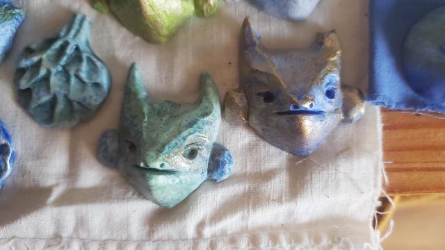 Zoom sur deux têtes cornues