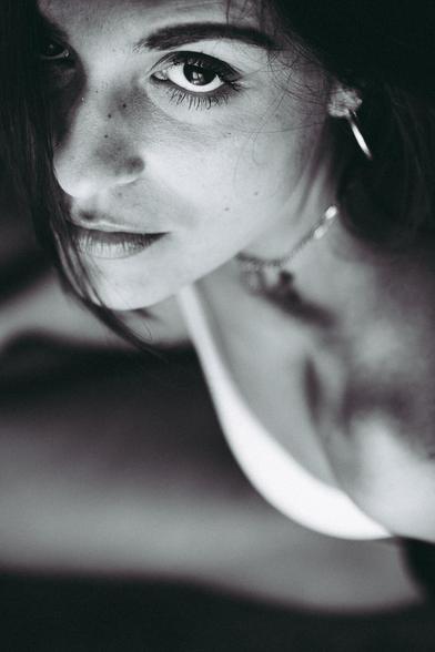 Mujer morena sentada en el suelo.