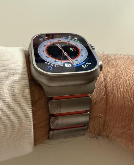 Foto der Apple Watch Ultra 3 in Titan Natur mit dem Nomad Stratos Titan Armbands an meinem Handgelenk.
Das Armband passt perfekt zum Titan Gehäuse der Apple Watch, da die Titan Glieder des Armband das gleiche Finish der Oberfläche haben. Zwischen den einzelnen Titan Gliedern kann man das orangene FKM Material sehen, welches auf der Innenseite des Armband ist.