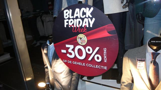 op een grote blackfriday sticker op een kledingwinkelruit
zitd de sticker van https://weggeefwinkelutrecht.nl/'de winkel tegen zinloos geld!