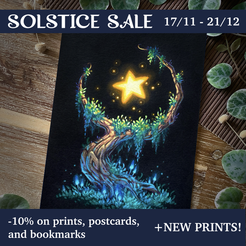A photo of a print placed on a wooden table and mat, surrounded by leaves and dried flowers. The print features, on a black background, a mossy tree cradling a star between two branches, with softly glowing blue mushrooms at its base. Writing on the image reads: SOLSTICE SALE • 17/11-21/12; and further down: -10% on prints, postcards, and bookmarks • +NEW PRINTS!