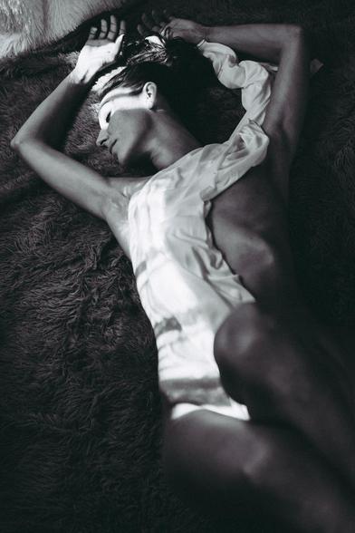 Mujer morena entre sombras.