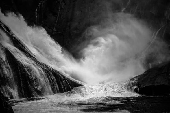 Fervenza do Ézaro en branco e negro.