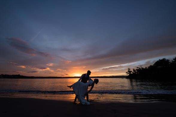 Boda en la playa al atardecer.