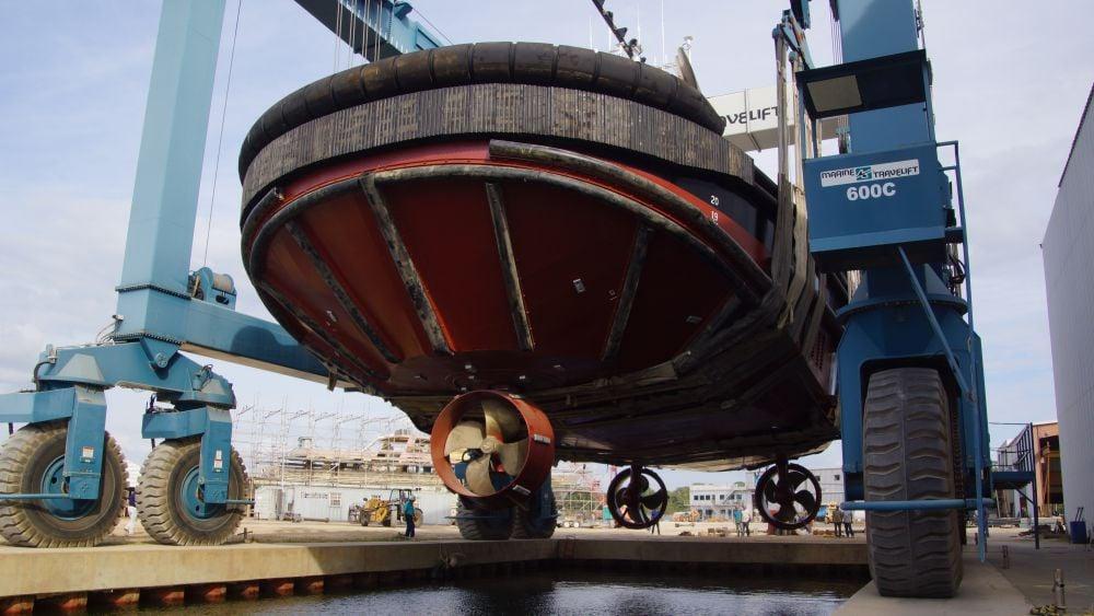 Azimuthing props on tug boat