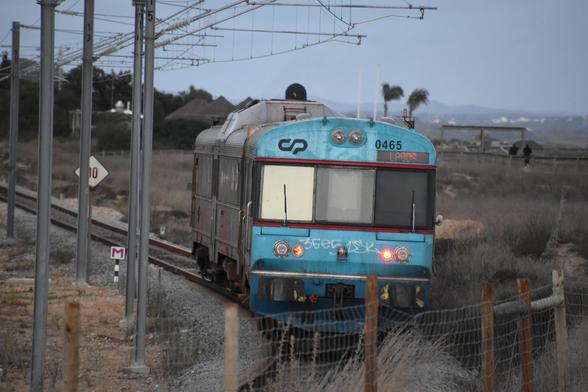 A stainless steel train with blue front, CP 0465 departing Lagos station towards Faro, even though the destination sign says Lagos. I love the various colour accents of the CP trains. 