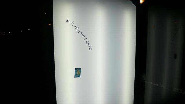 nachtelijke foto van een leeg bushok reclame
met een blauwe diefstal 
steek die maar in je zak sticker
en geschreven
#ZapGames2025