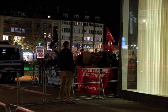 Ein AfD-Mitglied begutachtet den Gegenprotest