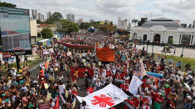 Des manifestants participent à une manifestation pour réclamer la justice climatique et la protection territoriale lors de la Conférence des Nations Unies sur les changements climatiques (COP30), à Belém, au Brésil, le 15 novembre 2025.