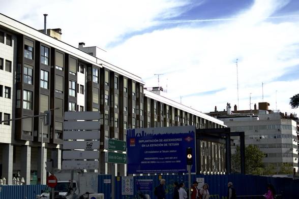 Obras de instalación de ascensores de acceso al metro en la línea 1 de metro de Madrid, a su paso por el distrito de Tetuán. El único que van a instalar.