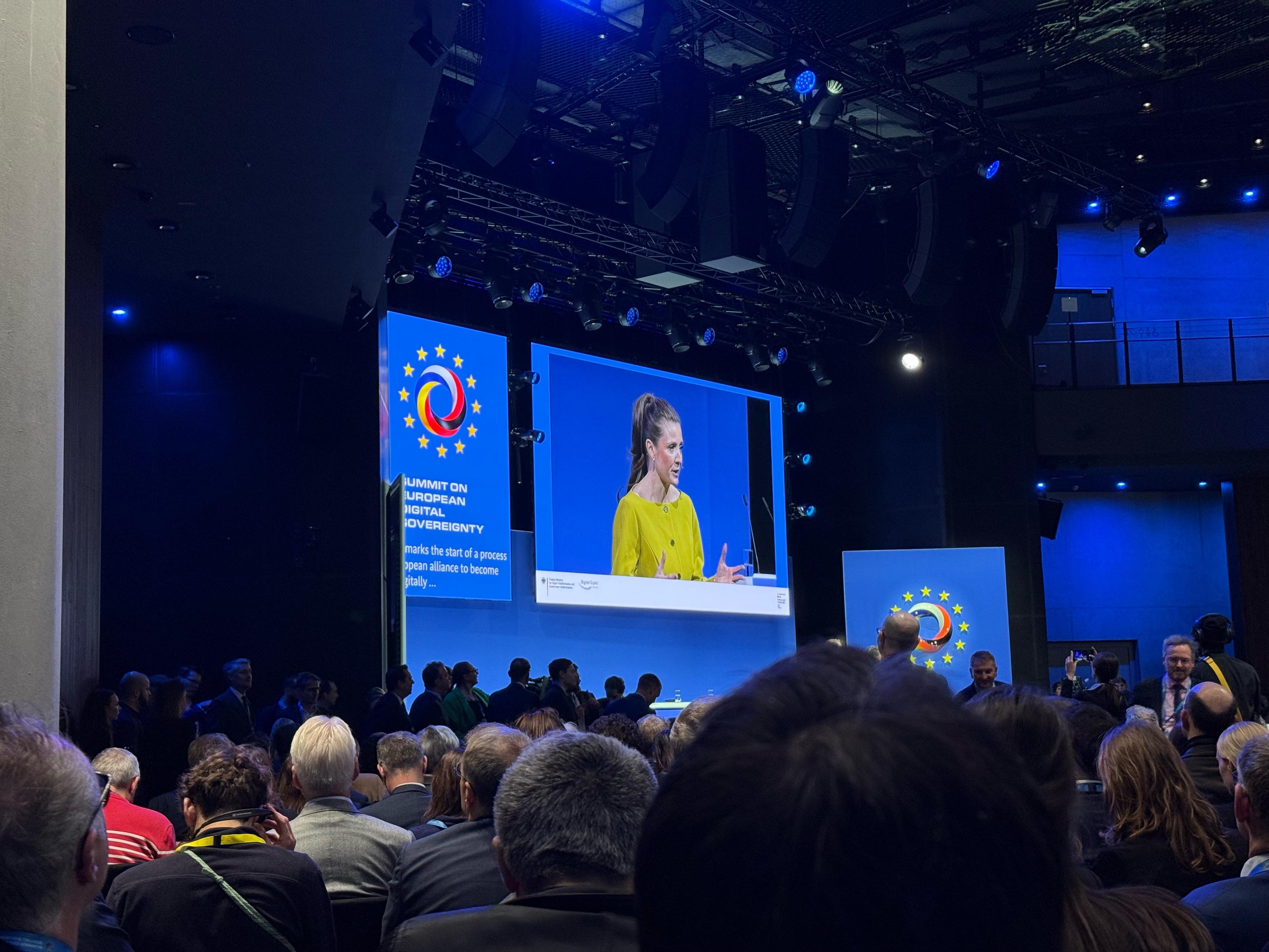 Blick auf die Bühne des summit European digital souvereignty
