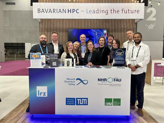 Das LRZ-Team mit Partnern. Foto: LRZ