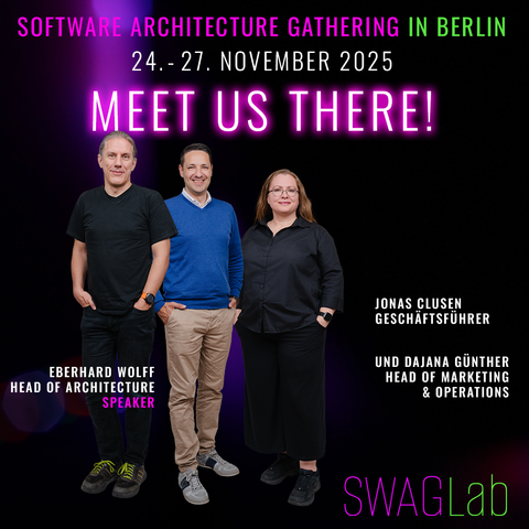 Drei Personen stehen nebeneinander vor einem schwarzen Hintergrund mit Neon-Akzenten. Links steht Eberhard Wolff in schwarzem Shirt und dunkler Hose, in der Mitte Jonas Clusen in blauem Pullover und heller Hose, rechts Dajana Günther in schwarzem Outfit. Über ihnen steht „Software Architecture Gathering in Berlin – 24.–27. November 2025 – Meet us there!“. Unten links ist der Name und die Rolle des ersten Mannes angegeben: „Eberhard Wolff, Head of Architecture, Speaker“. Rechts stehen die Hinweise „Jonas Clusen, Geschäftsführer“ und „und Dajana Günther, Head of Marketing & Operations“. Unten rechts ist das SWAGLab-Logo platziert.