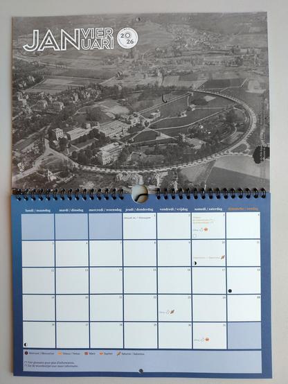 NL: Kalenderpagina van januari 2026 met een luchtfoto van een oud landschap op het platteland met een cirkelvormige laan.