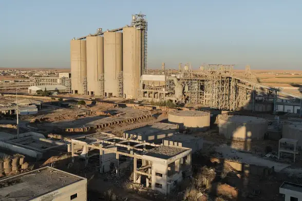 Vue sur l’ensemble de la cimenterie Lafarge, à Jalabiya, dans le nord de la Syrie.
