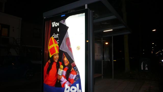 in een bushok is de poster van en webshop is aan de kant geduwd voor de weggeefwinkel sticker tegen zinloos geld