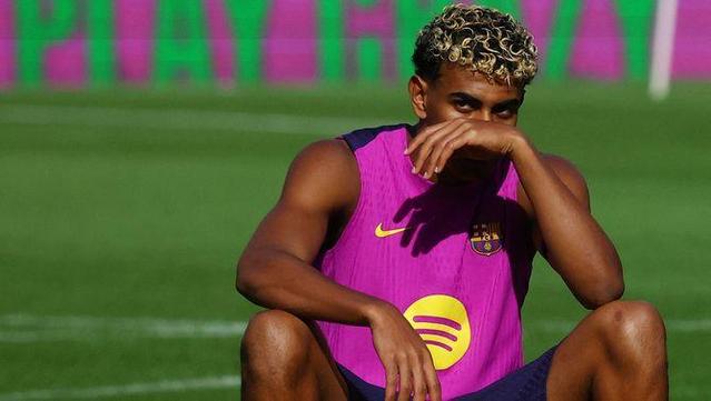 Lamine Yamal descansa durant l'entrenament de portes obertes del Camp Nou, celebrat el passat 7 de novembre (Reuters)