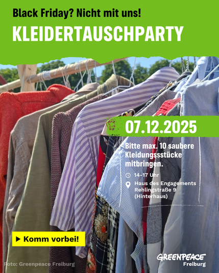 Das Bild zeigt Hemden, Blusen und andere Oberteile an einer Kleiderstange im Freien. Verschiedene Textelemente liegen darüber: Black Friday? Nicht mit uns! Kleidertauschparty. 07.12.2025: Bitte maximal 10 saubere Kleidungsstücke mitbringen. 14-17 Uhr, Haus des Engagements, Rehlingstraße 9 (Hinterhaus) - Komm vorbei! 