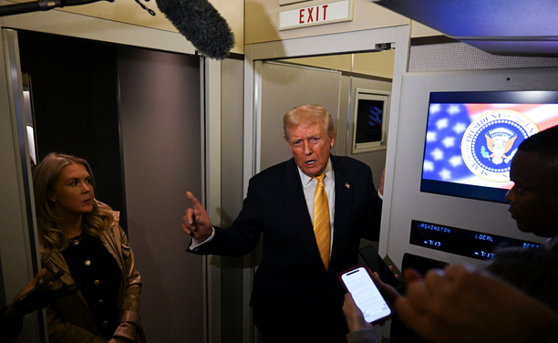 El president dels EUA, Donald Trump, divendres a l'avió presidencial en un vol cap a Florida (Reuters)