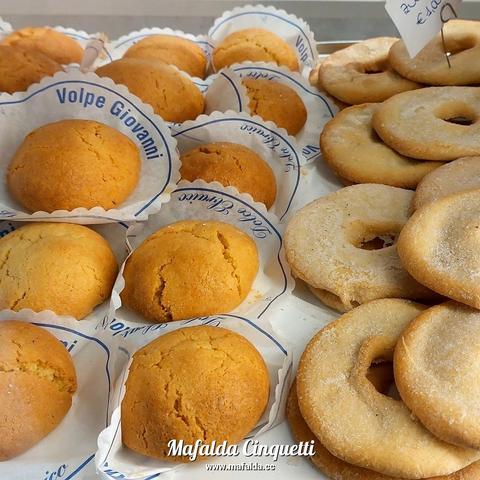 Buongiorno. Wenn der Wind so richtig fegt, geht doch nichts über etwas Gebäck. Mit einem heißen Kakao mit viel Sahne. Ich denke Alma hat recht - ich muss zum Sport! Saluti, Mafalda Cinquetti aus #Venedig 