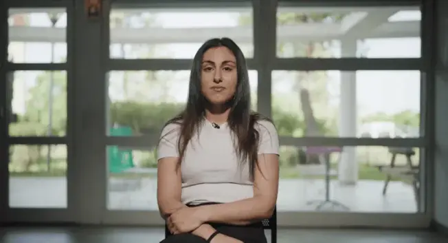 Angelina témoigne face caméra au sujet de l'agression qu'elle a vécue à Marseille en 2018. https://marsactu.fr/on-ma-demande-de-mentir-a-la-justice-laveu-dun-policier-dans-laffaire-angelina/