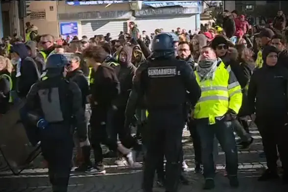 Plusieurs agents de la BAC sont mis en cause pour l’agression d’Angelina en marge d’une manifestation des Gilets Jaunes à Marseille en décembre 2018.