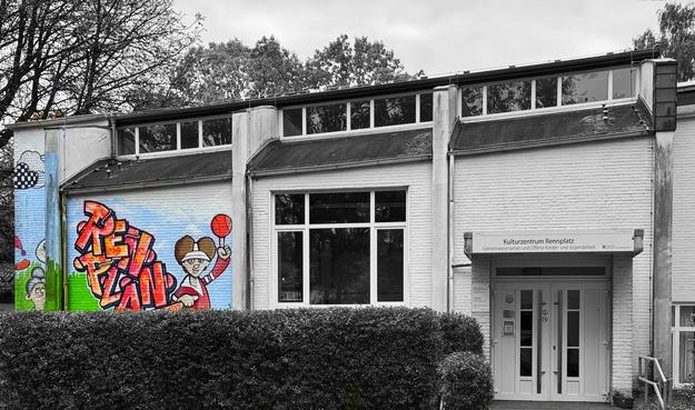 Colorkey-Aufnahme des Kulturzentrums Rennplatz. Alles ist in s/w gehalten, bis auf eine bunte Graffiti-Wandmalerei an der linken Ecke des weißen Gebäudes. 