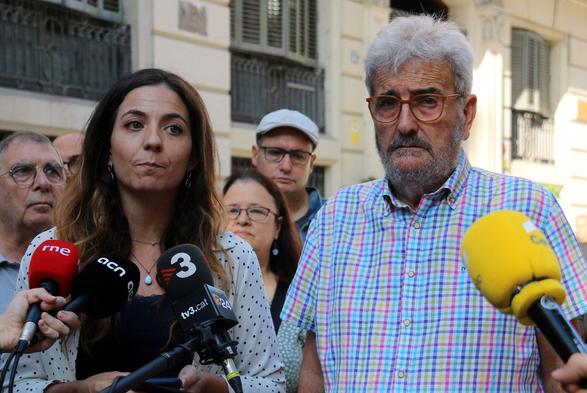 L'exsindicalista Carles Vallejo i l'advocada d'Irídia Sònia Olivella atenen els mitjans de comunicació davant la comissaria de la Policia Nacional a la Via Laietana. (ACN)