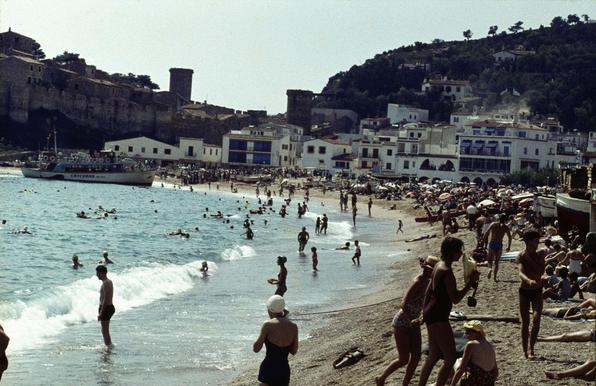 La platja de Tossa als anys 60 (Album/akg images/Bernhard Wübbel)