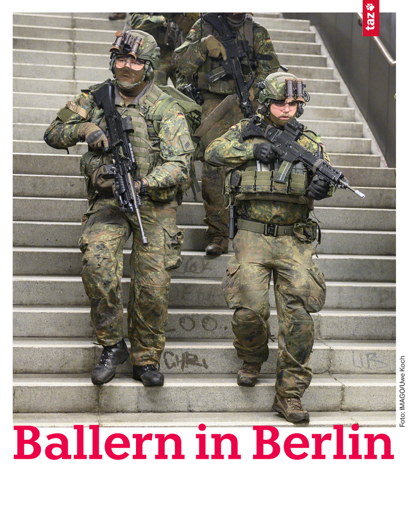 Mehrere schwer bewaffnete Soldaten in voller Tarnuniform und Ausrüstung steigen eine Treppe in einer Berliner U-Bahnstation hinab. Unten im Bild steht der große Titel „Ballern in Berlin“.